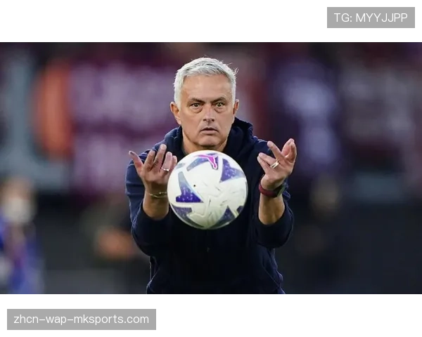 终场哨响,萨内独自走回更衣室,背影落寞